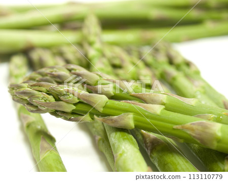 Thick and fresh asparagus (horizontal composition) 113110779