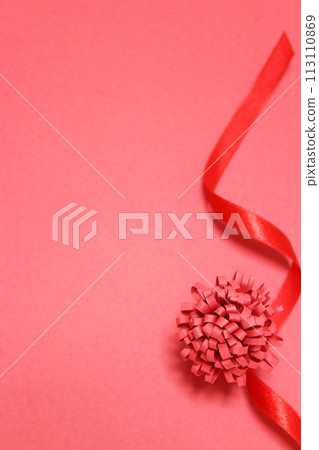 [Background material] Red ribbon and paper flowers, gift image (no people, copy space) 113110869
