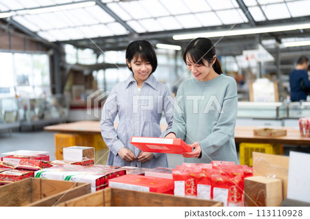 買紀念品的女人 113110928