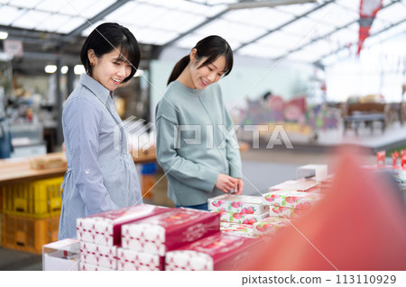 woman buying souvenirs woman buying souvenirs 113110929