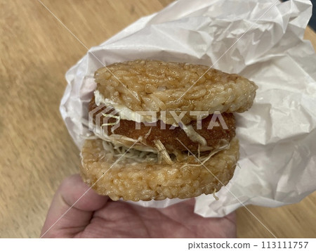 炸蝦米漢堡:用米麵包夾著炸蝦的漢堡。 炸蝦米漢堡:用米麵包夾著炸蝦的漢堡。 113111757
