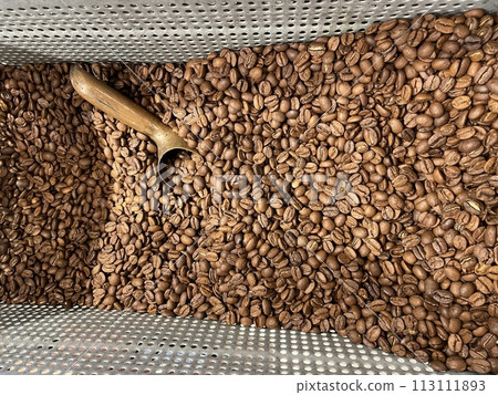 Coffee beans: The raw material for roasted, aromatic coffee. 113111893