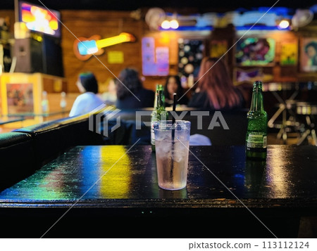 聆聽沖繩搖滾。沖繩古座門街之夜。老牌現場音樂酒吧 JET。 113112124