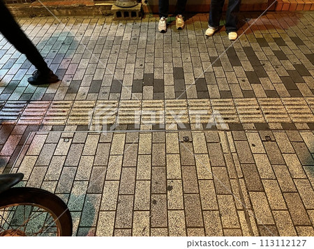 沖繩古座門街人行道。夜之城。 沖繩古座門街人行道。夜之城。 113112127