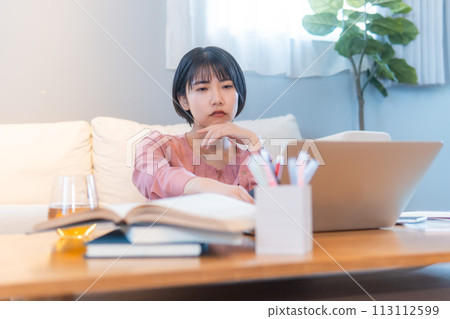 一名在家學習/遠距工作的女性 一名在家學習/遠距工作的女性 113112599