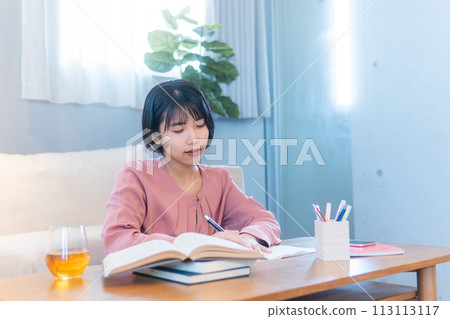 在家學習/閱讀/再訓練的女性 在家學習/閱讀/再訓練的女性 113113117