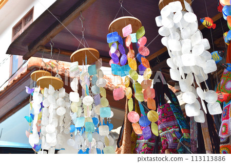 海外紀念品商店裡擺滿了貝殼手機 113113886