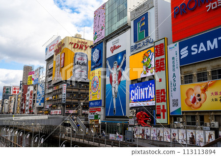 遊客漫步在道頓堀或道頓堀夜間購物和街頭小吃,道頓堀是日本大阪心齋橋的著名旅遊景點。 遊客漫步在道頓堀或道頓堀夜間購物和街頭小吃,道頓堀是日本大阪心齋橋的著名旅遊景點。 113113894