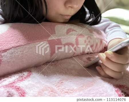 觀看夜智能手機的婦女 113114076