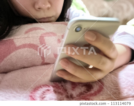 觀看夜智能手機的婦女 113114079
