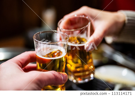 美味的日本飲料、朋友、烘焙清酒、美味的日本啤酒。 美味的日本飲料、朋友、烘焙清酒、美味的日本啤酒。 113114171