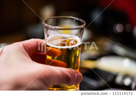 美味的日本飲料、朋友、烘焙清酒、美味的日本啤酒。 美味的日本飲料、朋友、烘焙清酒、美味的日本啤酒。 113114172