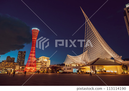 日本,兵庫縣,神無市 - 神無港塔,神無海事博物館,黃昏時分出現的橙色和日本綠色的燈光。 日本,兵庫縣,神無市 - 神無港塔,神無海事博物館,黃昏時分出現的橙色和日本綠色的燈光。 113114190