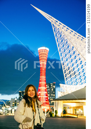 日本,兵庫縣,神無市 - 神無港塔,神無海事博物館,黃昏時分出現的橙色和日本綠色的燈光。 日本,兵庫縣,神無市 - 神無港塔,神無海事博物館,黃昏時分出現的橙色和日本綠色的燈光。 113114199