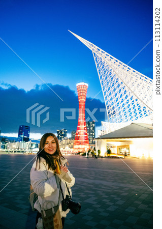 日本,兵庫縣,神無市 - 神無港塔,神無海事博物館,黃昏時分出現的橙色和日本綠色的燈光。 日本,兵庫縣,神無市 - 神無港塔,神無海事博物館,黃昏時分出現的橙色和日本綠色的燈光。 113114202