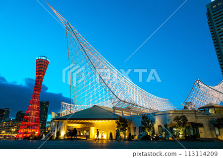日本,兵庫縣,神無市 - 神無港塔,神無海事博物館,黃昏時分出現的橙色和日本綠色的燈光。 日本,兵庫縣,神無市 - 神無港塔,神無海事博物館,黃昏時分出現的橙色和日本綠色的燈光。 113114209
