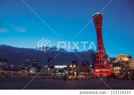 日本，兵庫縣，神無市 - 神無港塔，神無海事博物館，黃昏時分出現的橙色和日本綠色的燈光。 113114355