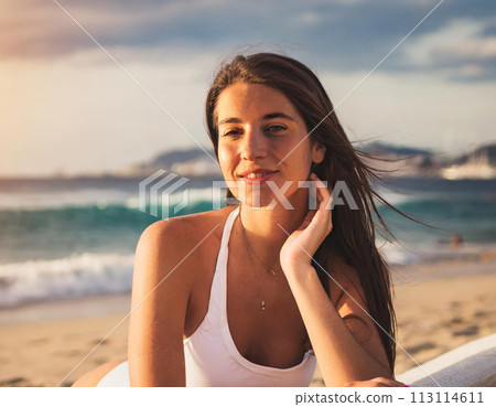 擺在沙灘上的美麗的外國女人 113114611