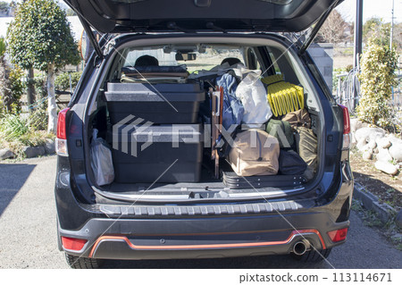 滿載露營設備的汽車 滿載露營設備的汽車 113114671
