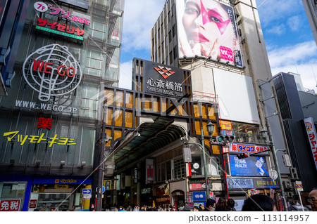 遊客在道頓堀或道頓堀夜間購物街小吃中行走,道頓堀是日本大阪心齋橋的著名旅遊景點 遊客在道頓堀或道頓堀夜間購物街小吃中行走,道頓堀是日本大阪心齋橋的著名旅遊景點 113114957