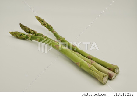 白色背景拍攝的新鮮蘆筍 113115232