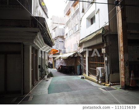 A back alley in Koza Gintengai, Okinawa (2020). 113115639