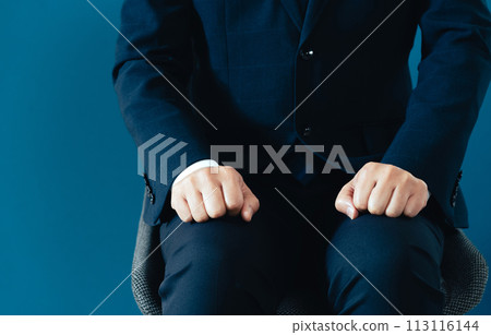 穿著西裝受訪的商人 113116144