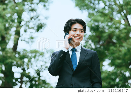 打電話給智慧型手機的商人 113116347