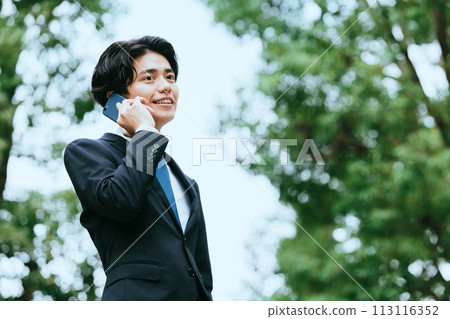 Businessman making a phone call on a smartphone 113116352