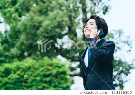 打電話給智慧型手機的商人 113116360