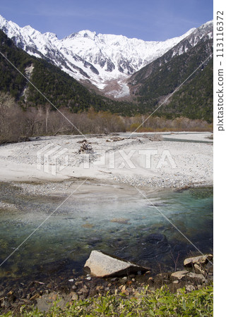 Walking in Kamikochi 113116372