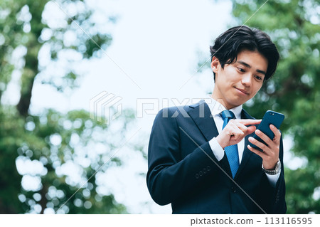 看智能手機的商人戶外 看智能手機的商人戶外 113116595