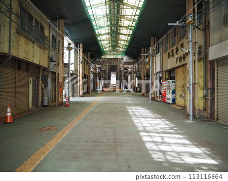 沖繩古座銀天街拱廊(2020 年拆除)。 沖繩古座銀天街拱廊(2020 年拆除)。 113116864