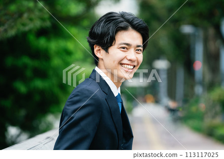Portrait of a businessman in a suit 113117025