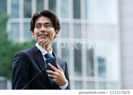 在辦公區帶智能手機的商人 113117029