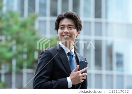在辦公區帶智能手機的商人 113117032