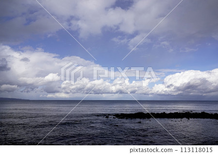 透過雨雲的間隙可以看到藍天的雨晴海岸 透過雨雲的間隙可以看到藍天的雨晴海岸 113118015