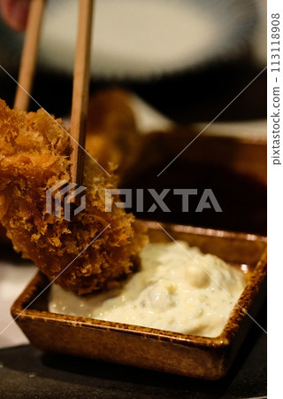 將塔塔醬淋在炸好的生蠔上 113118908