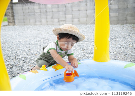 A child A child 113119246
