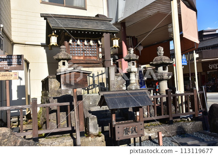 日本岐阜縣高山市，小神社秋葉神社和春季高山節期間的舊城區景觀 113119677