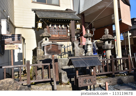日本岐阜縣高山市，小神社秋葉神社和春季高山節期間的舊城區景觀 113119678
