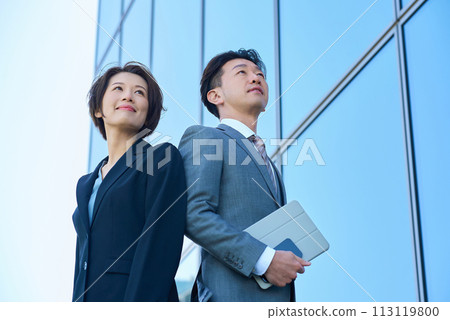 穿著西裝的男人與女人與現代建築 穿著西裝的男人與女人與現代建築 113119800