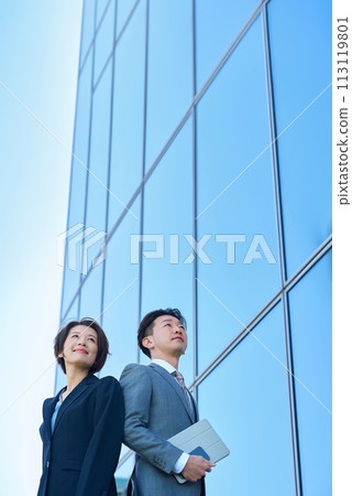 Men and women in suits and modern architecture Men and women in suits and modern architecture 113119801