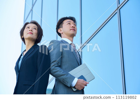 Men and women in suits and modern architecture 113119802