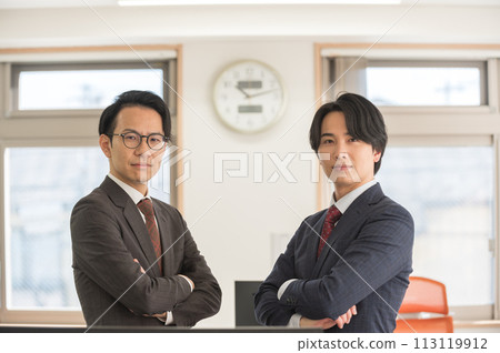 穿西裝的男商人 穿西裝的男商人 113119912