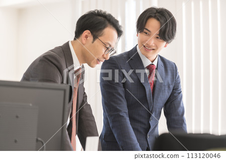 穿西裝的男商人見場景 穿西裝的男商人見場景 113120046