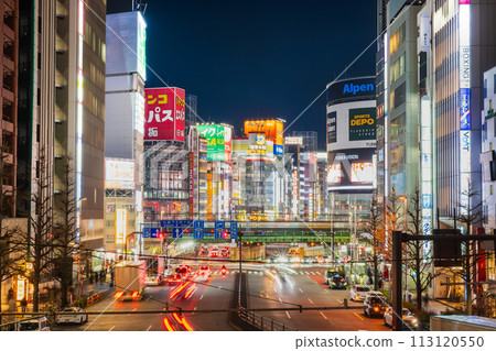 夜間新宿站週邊青梅街道 113120550