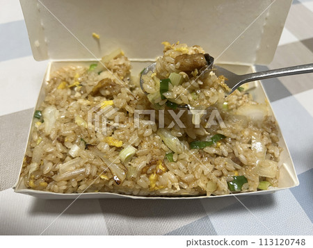 拍攝台灣常見的午餐鯖魚炒飯 113120748