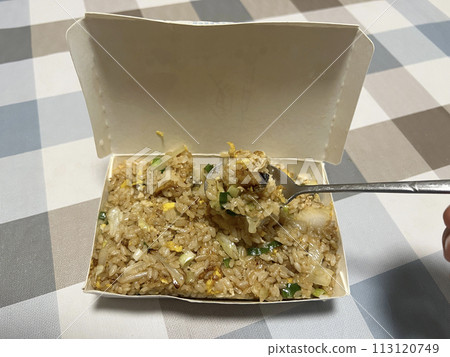 拍攝台灣常見的午餐鯖魚炒飯 113120749