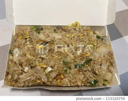 拍攝台灣常見的午餐鯖魚炒飯 113120750